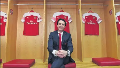  ??  ?? SU NUEVA CASA. Unai Emery posó con la camiseta del Arsenal en el que será su nuevo vestuario con el equipo ‘gunner’.