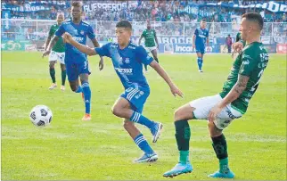  ?? API ?? Disputa. Leonardo Villagra (d), delantero de Orense, pelea una pelota con Dixon Vera, volante de Emelec.