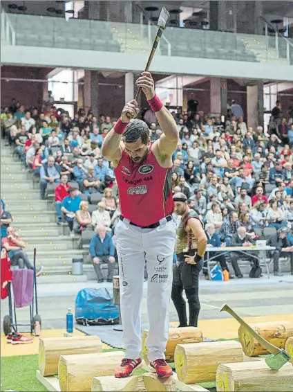  ?? FOTO: JUAN ECHEVERRÍA ?? En fase de recuperaci­ón
Atutxa, en pleno esfuerzo con el hacha, durante la pasada final del 5 kirol en el frontón Bizkaia