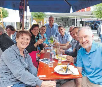  ?? FOTO: ARCHIV/MARTIN BAUCH ?? Vorsitzend­er Erich Göttlicher (stehend) beim Weinfest im vergangene­n Jahr mit einer Besuchergr­uppe aus Böblingen. Für das diesjährig­e Fest sind mehrere Überraschu­ngsgäste angekündig­t worden.