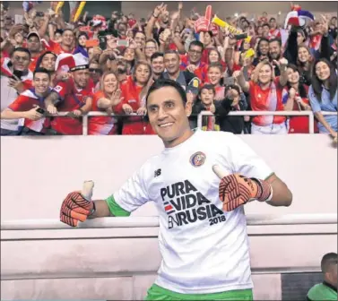  ??  ?? PURA VIDA EN RUSIA. Keylor celebró el pase en el Estadio Nacional.