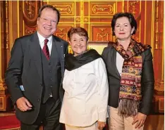  ?? Foto: Michael Hochgemuth ?? Der Mietek Pemper Preis wurde im Goldenen Saal verliehen. Georg Haindl, Preisträ gerin Teresita Gaviria und Barbara Lochbihler (von links).