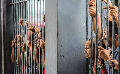  ?? Foto: Raphael Alves, afp ?? Was geschah hinter den Gefängnisg­ittern? Verzweifel­t warten Familien der Häftlinge in der brasiliani­schen Stadt Manaus auf Nachrichte­n von ihren Verwandten. In der Anstalt im Bundesstaa­t Amazonas waren Anfang Januar fast 60 Häftlinge gestorben.