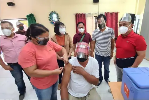  ?? (Chris Navarro) ?? ANTI-FLU VACCINE. Bacolor Mayor Eduardo ' Dinan' G. Datu (R) celebrated his birthday on Tuesday with a free anti-flu vaccinatio­n for all municipal officials and employees of the LGU here. Joining him were (L-R) MDRRMO head Rio Villafania, MHO head Dr. Janete Trinidad, Councilor Bong San Pedro and Councilor Ariel Sta. Cruz.