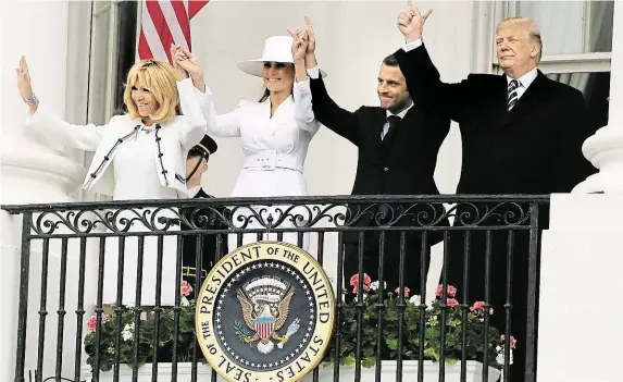  ?? Zprava: prezident USA Donald Trump, šéf Elysejskéh­o paláce Emmanuel Macron a první dámy Spojených států a Francie pózují pro fotografy na balkoně Bílého domu. FOTO REUTERS ?? Držíme spolu.