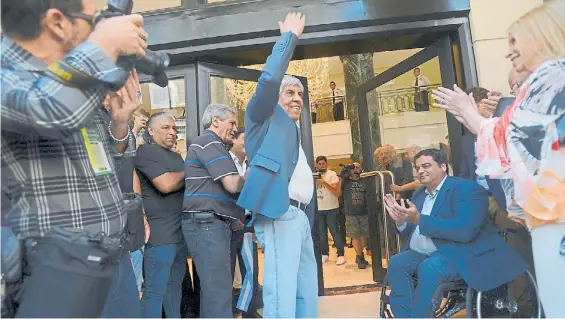  ?? LUCIANO THIEBERGER ?? Saludos. El camionero Hugo Moyano ayer en la inauguraci­ón de un hospital del gremio junto al ministro de Trabajo, Jorge Triaca.