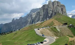  ?? Passo Sella ?? Accesso consentito solo ai veicoli dotati di pass dal 23 luglio al 31 agosto. Pass anche on line