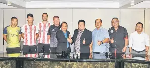  ??  ?? SALAM PERSAHABAT­AN: Posa (lima kiri) bersalaman dengan Radi sambil disaksikan Exco FAS, jurulatih, pemain-pemain Sarawak dan tetamu lain pada sidang media di Kuching semalam.
