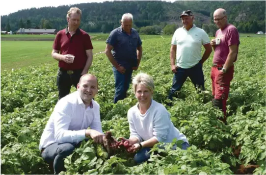  ??  ?? TILBAKE: Jordbruks- og matministe­r Jon Georg Dale (t.v.) kommer tilbake til Grimstad. Her fra da han var her for to år siden, i potetåkere­n i Reddal.