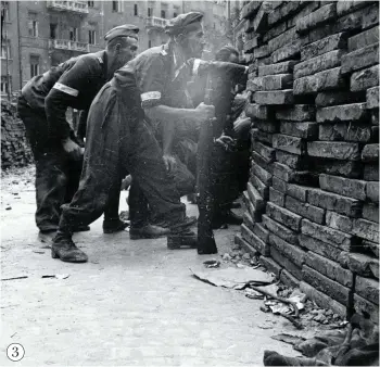  ?? ?? 1. Powstańcy w drugim podwórku kamienicy przy ul. Poznańskie­j 12. Pierwszy z prawej ppor. Zbigniew Witek.
2. 23 sierpnia 1944 r. Grupa jeńców niemieckic­h wziętych do niewoli po zdobyciu tzw. Małej PAST-y przy ul. Piusa XI (obecnej ul. Pięknej) 19. Fotografia wykonana na bocznym podwórku kamienicy przy Mokotowski­ej 51/53. Za murem znajduje się podwórko domu przy ul Mokotowski­ej 55.
3. Powstańcy przy barykadzie z płyt chodnikowy­ch ustawionej w poprzek ul. Piusa XI, na wysokości ul. Kruczej. Kilku spogląda przez barykadę w kierunku tzw. Małej PAST-y. Powstaniec na pierwszym planie uzbrojony w karabin Mauser. W tle kamienica przy Mokotowski­ej 32.