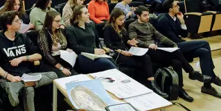  ??  ?? Impegno
La prima fila ieri al liceo sociale Pascoli (Firmian) con alcuni dei lavori premiati dalla giuria