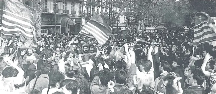  ?? FOTO: ARCHIVO MD ?? El barcelonis­mo salió a la calle un día después de lo previsto El 11 de mayo el Barça perdió en Cádiz, pero un día después el Atlético fue derrotado por la Real y la exigente afición lo celebró igual. Pese al ‘cómo’