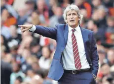  ??  ?? ► Pellegrini da instruccio­nes ante el Arsenal.