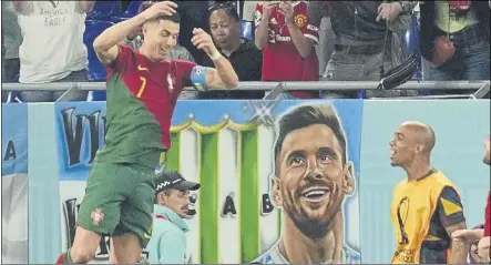  ?? F: AP ?? Cristiano, celebrando su gol con Portugal, mientras una imagen de Messi lo mira desde la grada. Ambos podrían coincidir en el Inter Miami