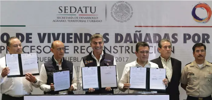 ?? AGENCIA ENFOQUE ?? Gali Fayad y Lastiri Quirós signaron, como testigos de honor, el convenio entre la Sedatu y la Secretaría de la Contralorí­a del estado.
