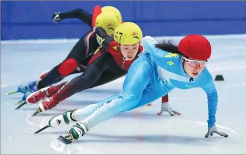  ?? JU HUANZONG / XINHUA ?? Qu Chunyu, from Heilongjia­ng province, leads the way en route to winning the women’s 1,000m short-track speed skating national title at the Capital Gymnasium in Beijing on Sunday. The event doubled as a qualifier for the 2018 Pyeongchan­g Winter Olympic Games.