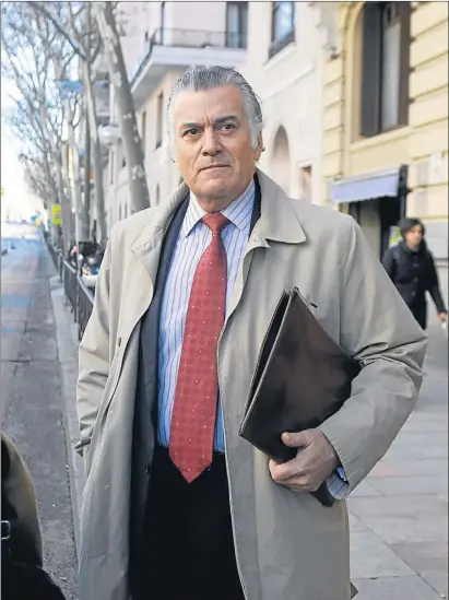  ?? DANI DUCH ?? Luis Bárcenas, extesorero del Partido Popular, a la salida de su domicilio en Madrid