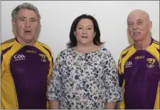  ??  ?? Horeswood’s Benny Doyle, winner of the Diamond Masters ‘A’ singles, with Tracey Hogan (Chairperso­n) and Mick Rossiter (Ballyhogue).