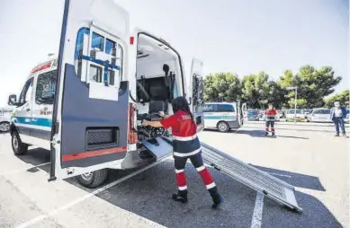  ?? EL PERIÓDICO ?? Una odisea Una ambulancia de transporte programado de Transalud, en una imagen de archivo. -