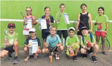  ??  ?? Die Sieger U8 und U10 beim Tennisturn­ier in Westerheim. Sie bekamen neben Pokalen und Urkunden auch eine Packung Chips.