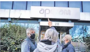  ?? RP-FOTO: STEPHAN KÖHLEN ?? Norbert Baumgarten (links, SKFM) und Wolfgang Sendermann vom Kunsthaus tauschen sich mit Erkrather Künstlern über die Gestaltung der Fassade aus.