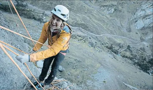  ?? MATTY HONG ?? La polivalent­e deportista estadounid­ense Emily Harrington escalando en Perú