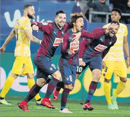  ?? FOTO: EFE ?? Inui, protagonis­ta El japonés abrió la lata en el primer minuto y tubo tiempo para marcar otra vez