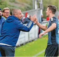  ?? Fotos: kolbert press ?? FCS Trainer Alex Bartl und Maximilian Heiß klatschen ab. Der Spieler erzielte alle drei Treffer für Stätzling.