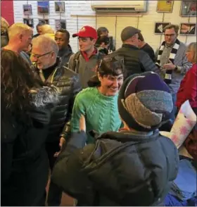  ?? MARY O’LEARY - NEW HAVEN REGISTER ?? A large crowd greets Abbe Roth Saturday who is running for Ward 7.