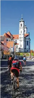  ?? Foto: Linda Hadry ?? Ein lohnender Zwischenst­opp: Radler gruppe vor der beeindruck­enden Kirche von Ottobeuren.