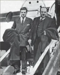  ??  ?? PIONEROS. Saporta y Bernabéu, al regreso de la reunión en París (1955).