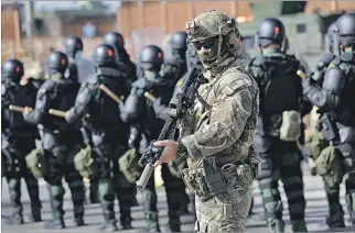  ?? JOHN MOORE / AFP ?? Texas. Militares y agentes fronterizo­s asistieron a una capacitaci­ón en la zona limítrofe entre EE. UU. y México.