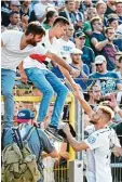  ?? Foto: Kaya ?? Euphorie wie zu Bundesliga­zeiten: Die Ulmer Fußballer lassen sich nach dem Sieg gegen Frankfurt feiern.