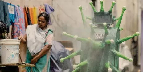  ??  ?? Covid-robot.
Un robot con le forme del coronaviru­s gira per le strade di Chennai, in India, spruzzando disinfetta­tnte nelle strade della capitale del Tamil Nadu
AFP