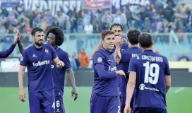  ??  ?? I giocatori viola esultano dopo la vittoria sul Bologna Di fianco, l’allenatore della Fiorentina Paulo Sousa sorridente