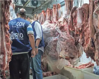  ?? YASUYOSHI CHIBA, AFP/GETTY IMAGES ?? Brazil’s beef industry has been beset by charges of corruption. Earlier this year, Brazilian police raided scores of meat processing facilities accused of bribing inspection officials.