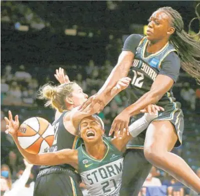  ?? AP ?? Liberty’s Sami Whitcomb (l.) and Michaela Onyenwere defend against Storm’s Jordin Canada Wednesday night.