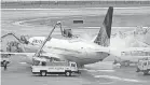  ?? DAVID J. PHILLIP/ AP ?? Workers de- ice a United plane at Houston's George Bush Interconti­nental Airport.