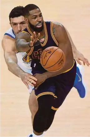  ?? AFP PIC ?? Cavaliers’ Tristan Thompson (front) tries to move away from Warriors’ Zaza Pachulia during their game on June 1.