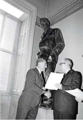  ?? [AP FILE PHOTO] ?? Actor James Whitmore, left, shakes hands with Rep. Tom Steed, D-Okla., as they stand by a statue of Will Rogers on March 7, 1978, in Washington, D.C.