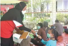  ?? DWI WAHYUNINGS­IH/JAWA POS ?? SALING MENDUKUNG: Relawan dari Komunitas Rekat membagikan susu kepada para pasien TB yang berkumpul dalam rangka peringatan Hari TB Sedunia di RSUD dr Soetomo kemarin pagi (24/3).