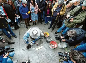  ?? Archivfoto: Silvio Wyszengrad ?? Künstler Gunter Demnig verlegte im Mai die ersten Stolperste­ine in Augsburg. Doch aktuell wird wieder diskutiert, wem ein sol  ches Erinnerung­szeichen gesetzt werden soll.