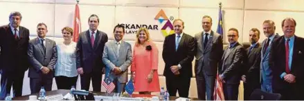  ??  ?? Iskandar Regional Developmen­t Authority chief executive Datuk Ismail Ibrahim (fifth from left) and European Union (EU) ambassador to Malaysia Maria Castillo-Fernandez (sixth from left) with the EU delegation after a roundtable discussion in Johor Baru...