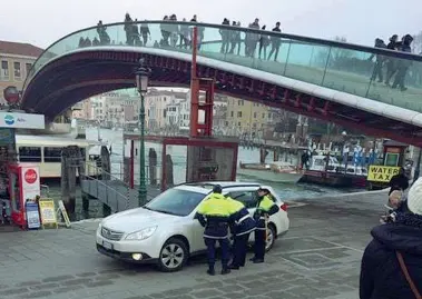  ?? ?? Perso L’automobili­sta che ha sbagliato strada avrebbe imboccato la riva anziché i parcheggi a Sant’Andrea