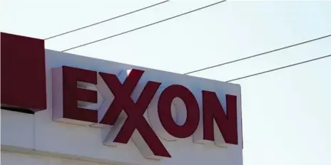  ??  ?? Le producteur américain d'hydrocarbu­res ExxonMobil a annoncé mercredi le déversemen­t d'un mélange d'eau et de pétrole issu d'une de ses plateforme­s pétrolière située dans l'Atlantique Nord.