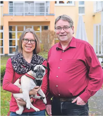  ?? FOTO: JÜRGEN MOLL ?? Ines Odendahl, Hans-Jürgen Brunnert und Anton, die gute Seele im Haus Vogelsang. Das Trio sorgt für Beschäftig­ung und Kontakte im Haus Vogelsang.