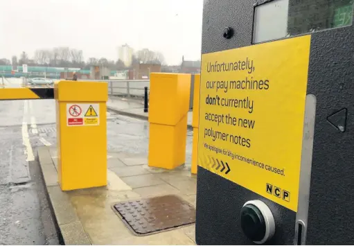  ?? Alex Scapens ?? ●●Signs tell motorists they cannot use the new £5 note at Merseyway car park