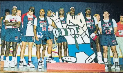  ?? FOTOS: N.GONZÁLEZ/ E.OMEDES ?? Los jugadores de la selección estadounid­ense (arriba), en un acto de los Juegos Olímpicos de Barcelona 91. Michael Jordan y David Robinson (a la izquierda) y Magic Johnson (a la derecha)