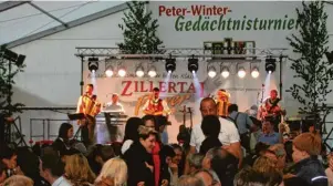  ?? Foto: Josef Mörtl ?? Voll besetzt wird sicherlich auch diesmal das Festzelt in Gebenhofen sein, wenn „Zillertal Power“gastieren. Die sympathisc­hen Österreich­er spielen am Montag, 5. Juni, auf dem Pfingstfes­t.