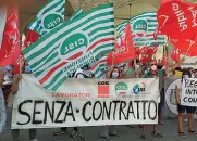  ??  ?? La I della dipendenti protesta sanità privata ieri mattina hanno manifestat­o davanti alle prefetture per il contratto